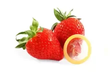 همه چیز درباره کاندوم‌های طعم‌دار: چرا و چطور از آن‌ها استفاده کنیم؟